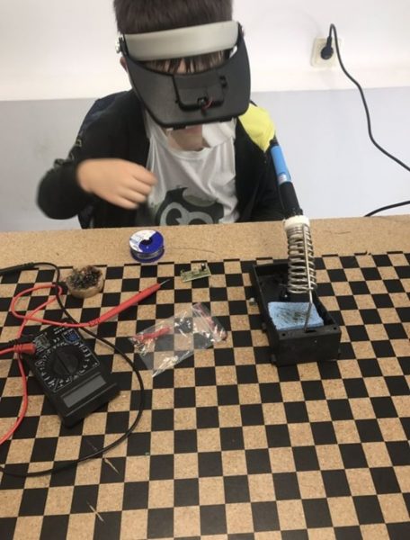 Данилка паяет на уроках в IQ
