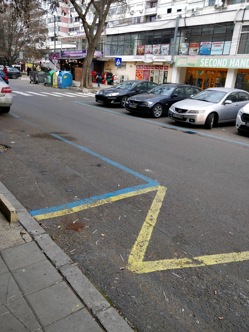 Синяя зона в Бургасе и разметка для остановки только спецтехники